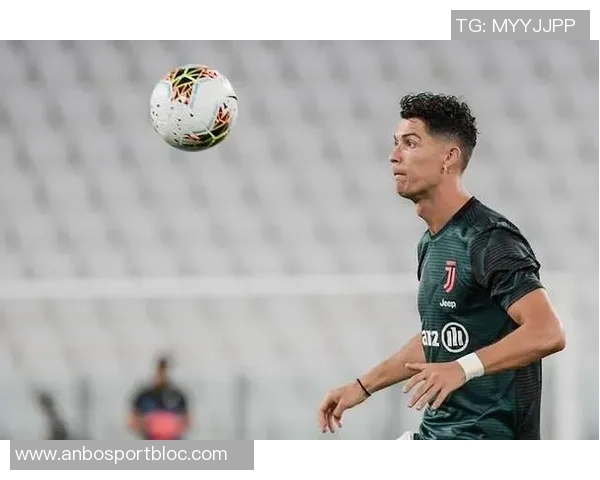 四十岁C罗社交媒体分享新照依旧帅气时尚引人注目