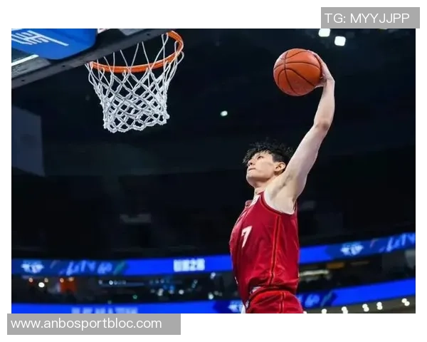 蔡老板昨晚与曾凡博击掌鼓励并嘱咐教练多给予他上场机会