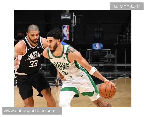 爱德华兹首节火力全开半场高效得分21分助球队争胜